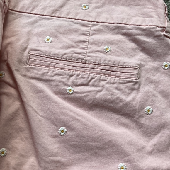 Old Navy Mid-Rise Everyday Embroidered-Daisy Shorts - 7-inch inseam - Picture 7 of 8